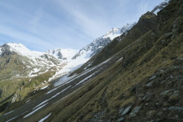 lungo il sentiero per il Col Champillon, in alto a destra colle e Cresta di Hannibal