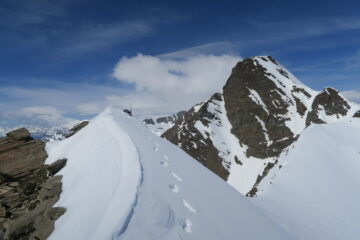 la cima con la Grande Aiguille Rousse alla sua destra