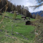 Gli alpeggi di Les Ors dessus visti dal sentiero 25A scendendo a Buthier