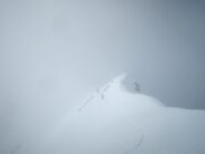 Lungo la cresta nella nebbia