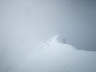 Lungo la cresta nella nebbia