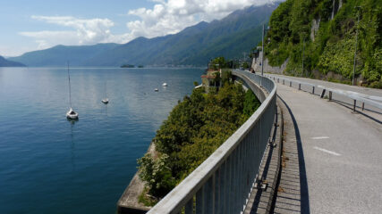 Tratto pista ciclabile sul lungo lago