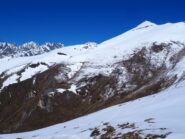 Dai pressi del Bric Tioure il traverso percorso. Si intuisce una vaga traccia poco sopra il limite della neve.