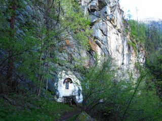 Una cappelletta votiva a circa metà percorso tra Nuarsaz e Chamois.