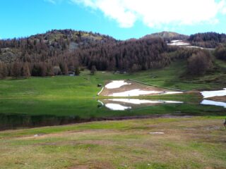 Il Lago di Lod e, sullo sfondo a sinistra, il Mont Charvaz.
