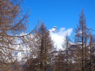 Dalla dorsale tra il Col Cheneil e la cima compare il Cervino.