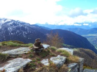 Il piccolo ometto costruito sulla cima.