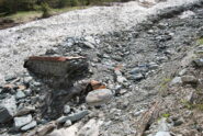 Il ponte crollato sul torrente Loais. Attraversamento comunque possibile anche con la neve