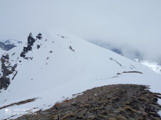 in salita, la cima intravista dall'anticima