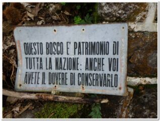 Un vecchio cartello sul sentiero di discesa