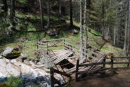 Il ponte in legno sul Ronc Vallet anch’esso crollato