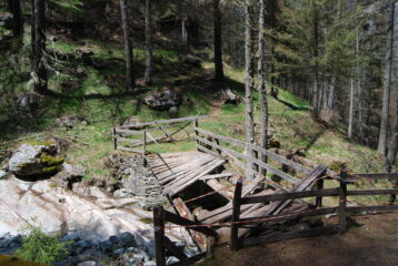 Il ponte in legno sul Ronc Vallet anch’esso crollato