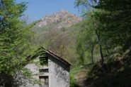 All’Alpe Vermenasca. Sullo sfondo la palestra di roccia sotto il Mottarone