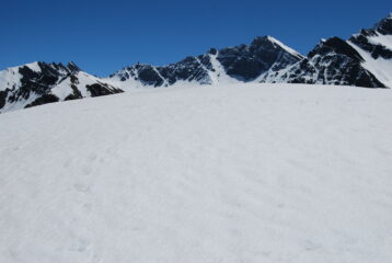 L’arrivo in vetta; sullo sfondo l’Aig. de Bonalex