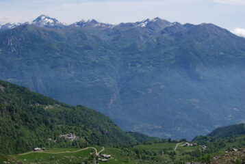 Trovinasse e la cresta dal Mombarone al Monte Mars viste dopo i ruderi di Valbona