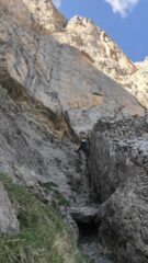 Il poco invintante canalino con corda fissa prima alla fine dell'avvicinamento