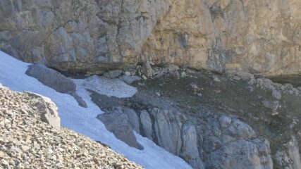Neve sullo scivolo detritico all'attacco della cengia (inizio Maggio)
