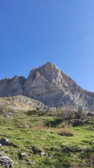 La parete e la cengia viste da Petit Cloche