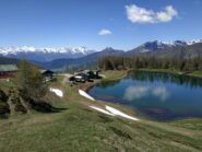Costeggiando il Lago Lod durante la salita. Aver, Longhede e Meabè quasi puliti. Sullo sfondo si vedono Emilius e Tersiva.