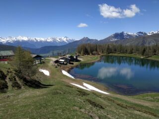 Costeggiando il Lago Lod durante la salita. Aver, Longhede e Meabè quasi puliti. Sullo sfondo si vedono Emilius e Tersiva.