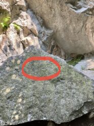 Identificazione del settore su un masso alla base dei tiri di 5b.