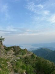 Tratto di sentiero e Lago Maggiore