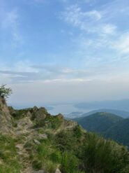 Tratto di sentiero e Lago Maggiore