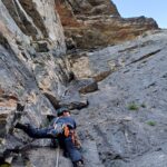 Il diedro da NON seguire verso il cavetto da NON raggiungere (ma si vedono i tetti - che fighi!) presa da s9