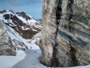 Il canale che prosegue linearmente dopo il ghiacciaio consogliabilissimo se innevato fino in fondo (verificabile durante la salita)