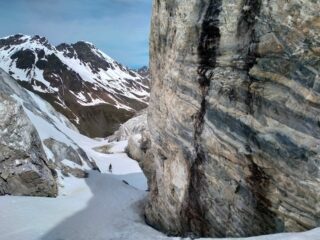 Il canale che prosegue linearmente dopo il ghiacciaio consogliabilissimo se innevato fino in fondo (verificabile durante la salita)
