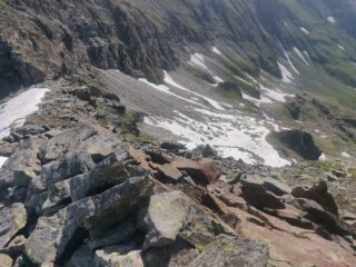 dalla cima, il versante di salita con gli ultiminevai