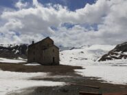 Il lago è ancora gelato.
