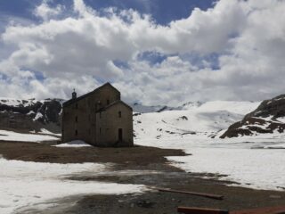Il lago è ancora gelato.