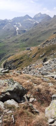 dal sentiero di discesa il Corno Bussola e il rifugio Arp