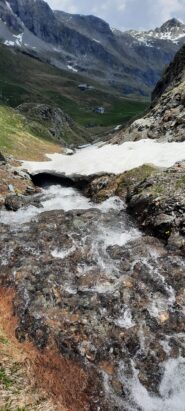 sul sentiero di discesa dopo il ponticello di pietra