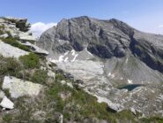 Il lago Paione superiore è ancora parzialmente gelato.