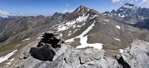 Dalla cima verso l'ampio colle dove culmina il vallone Brusalana