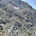 ...parete NE dove disarrampicare per raggiungere il colletto a nord della cima...