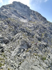...parete NE dove disarrampicare per raggiungere il colletto a nord della cima...