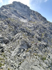 ...parete NE dove disarrampicare per raggiungere il colletto a nord della cima...