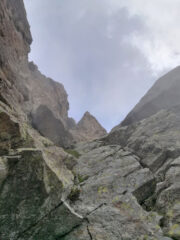 ...sotto la cima... si arrampica...