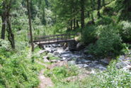 Arrivo in discesa al ponte sul torrente Mos, da dove si può rientrare sulla sterrata con meno saliscendi del sentiero