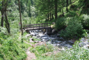 Arrivo in discesa al ponte sul torrente Mos, da dove si può rientrare sulla sterrata con meno saliscendi del sentiero