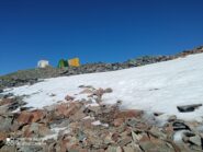 dirigendosi verso il bivacco si evitano i nevai poco prima della cima