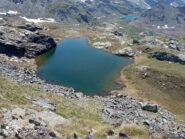 Lago Verde. Nel cerchio giallo l'ometto per intercettare la traccia ed evitare la risalita.