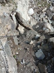 salendo il secondo tratto attrezzato, sopra il masso incastrato