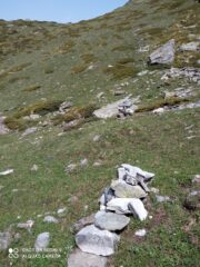 quota circa 2330, gli ometti indicano la deviazione su lieve traccia per il Molar