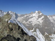 Dalla cima il breve percorso di cresta e il pendio da scendere per raggiungere la Baionette