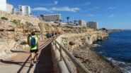  Percorriamo la litoranea a filo di costa sotto i lussuosi resort di Cala Murada.