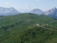 La dorsale prativa con il Fort Gondran al centro 
